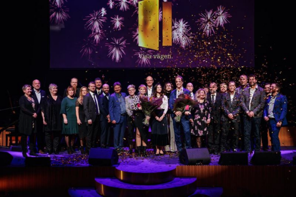 Massor av människor på en scen