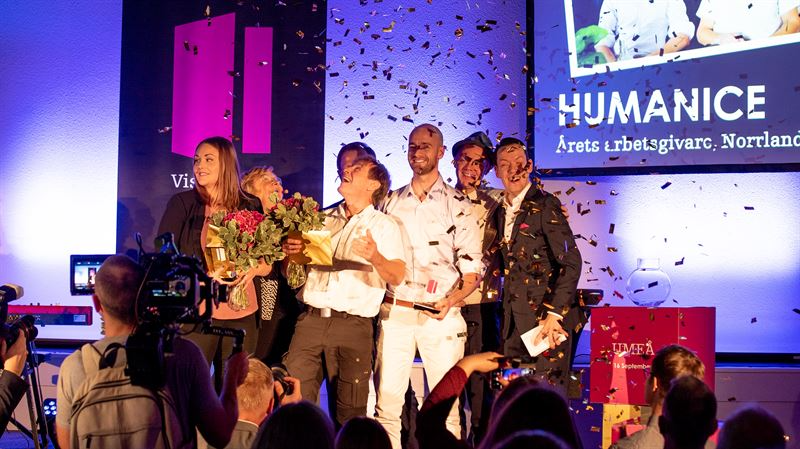 Personer på en scen firar