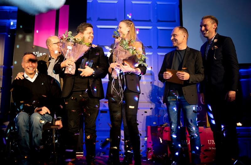 Personer på en scen firar