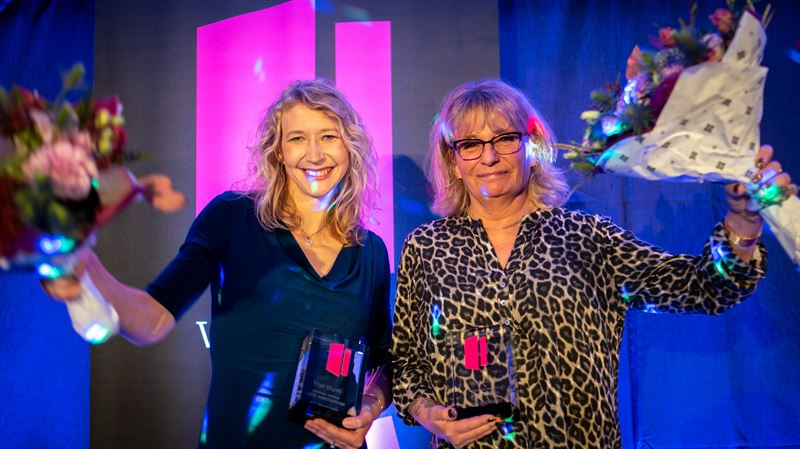 Två personer på en scen firar