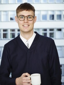 Joakim Högström Ålder: 31 år. Bor: Södermalm i Stockholm. Yrke: Webbredaktör och producent av Radio Samhall. Familj: Flickvän. Intressen: Radio, film, foto och att skriva.