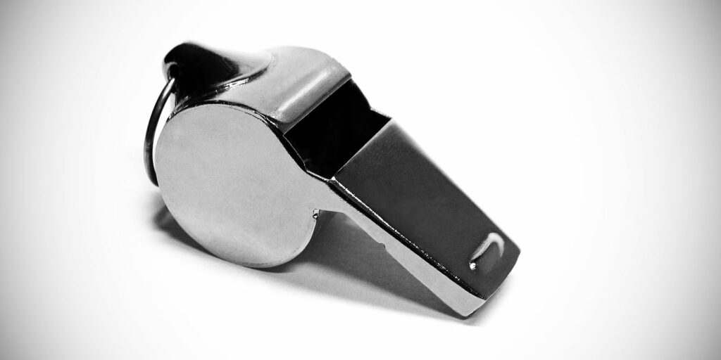 Visselpipa mot vit bakgrund