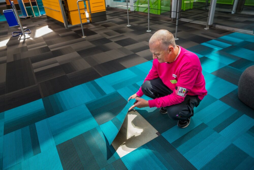 Man lägger matta på golv