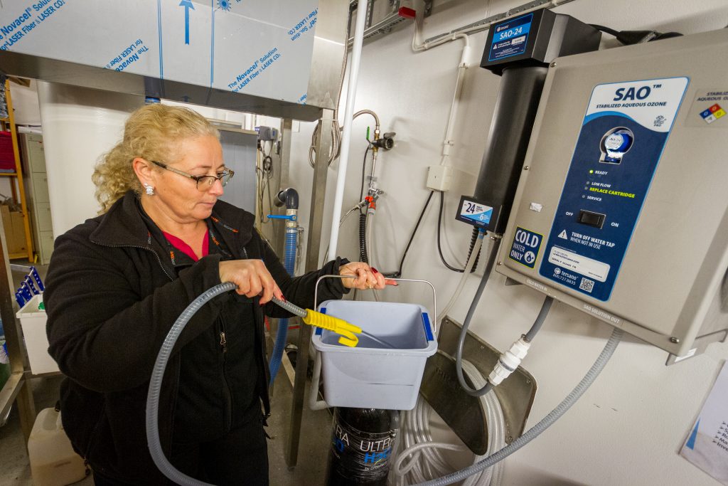 arbetare fyller hink med vatten.