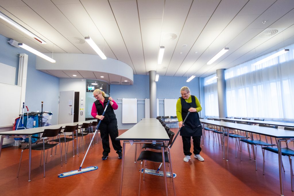 arbetare städar golvytor.