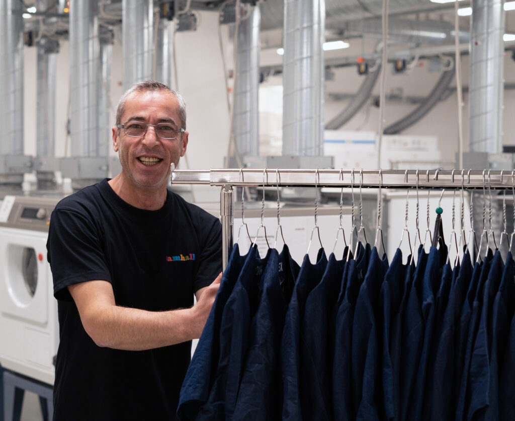 Medarbetare med kläder på klädstång