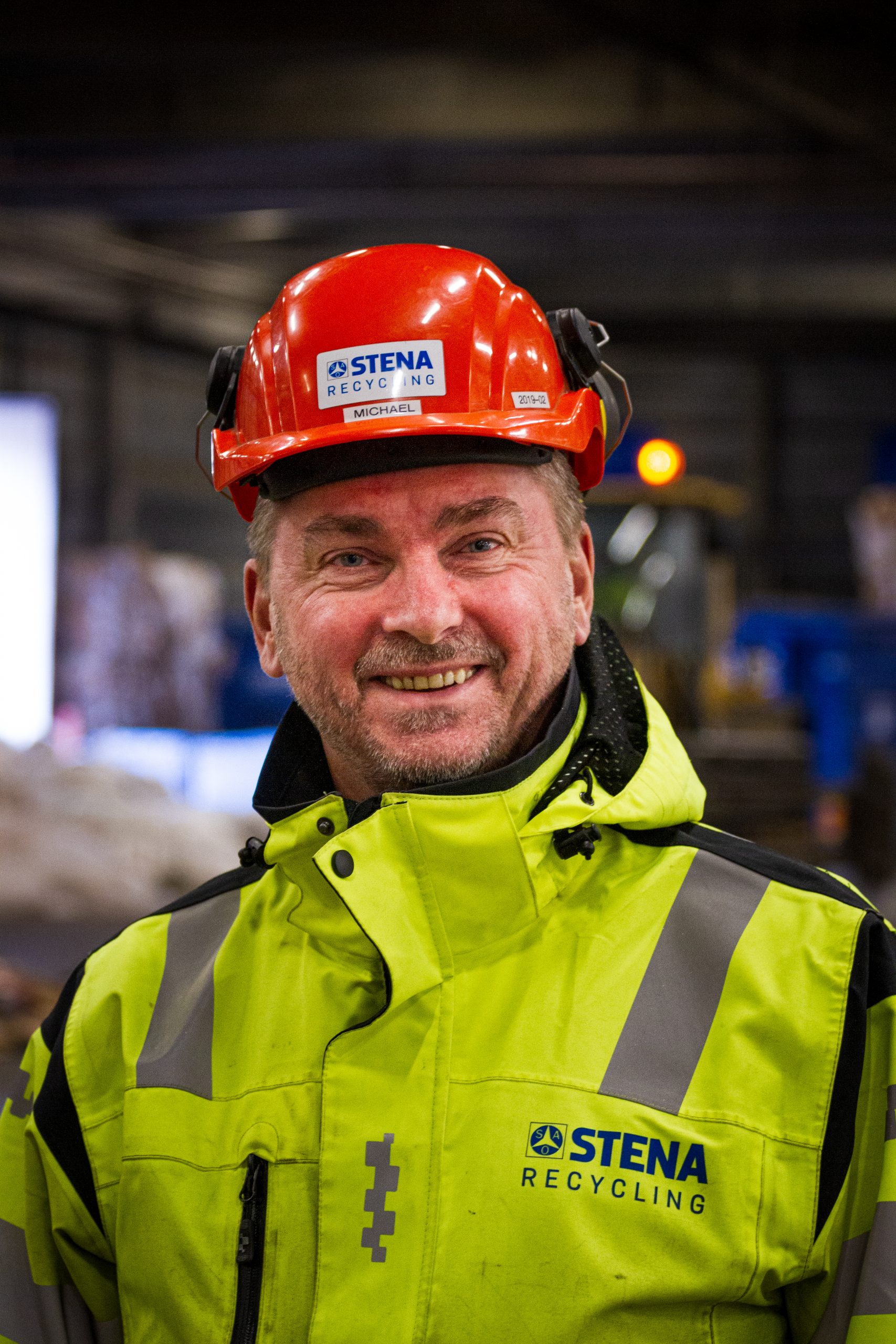 Porträtt man i arbetskläder och hjälm