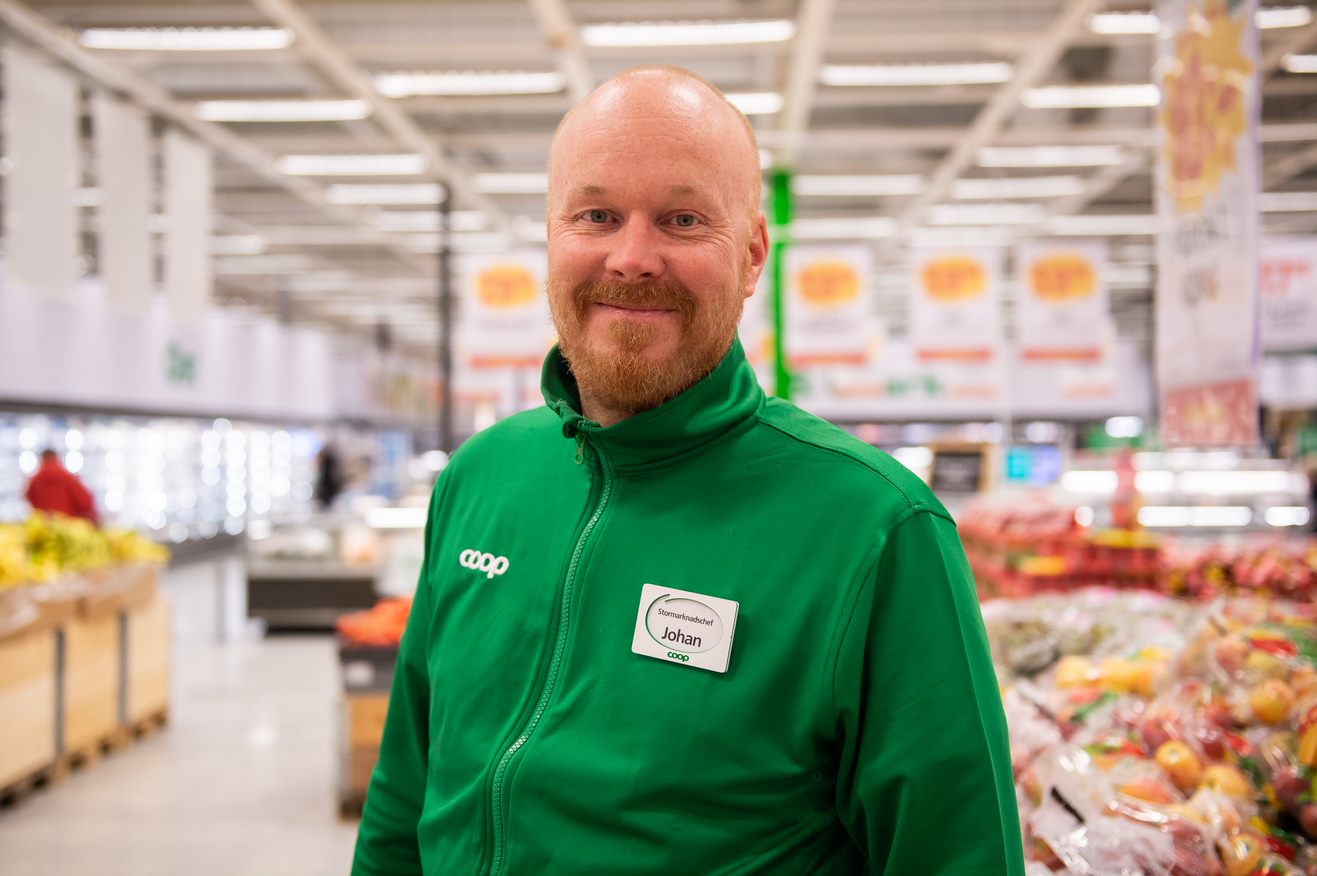 Porträtt på Johan i coop-kläder i butiken