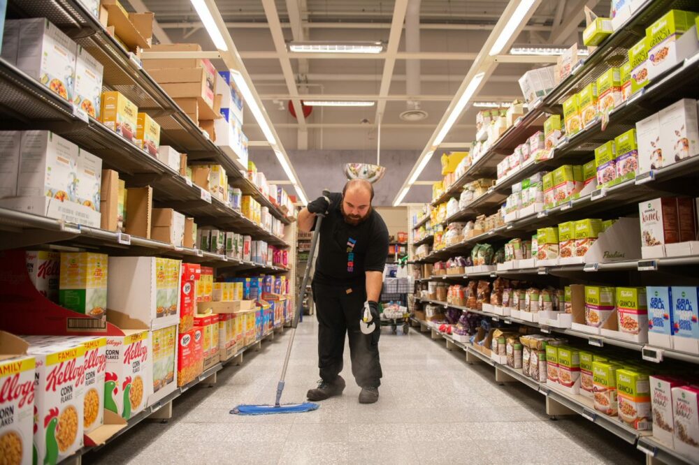 Person städar i matbutik