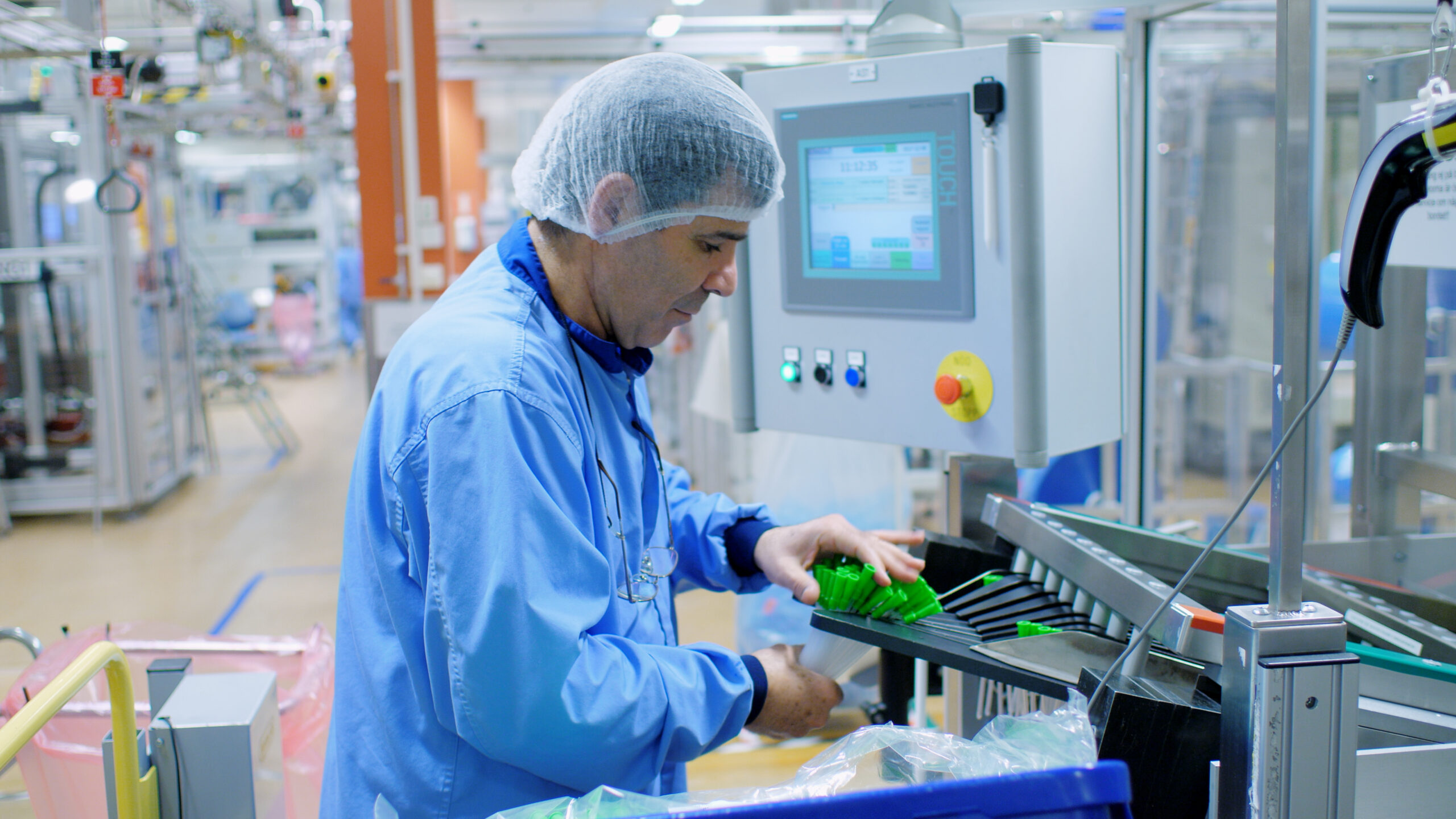 Person jobbar på labb