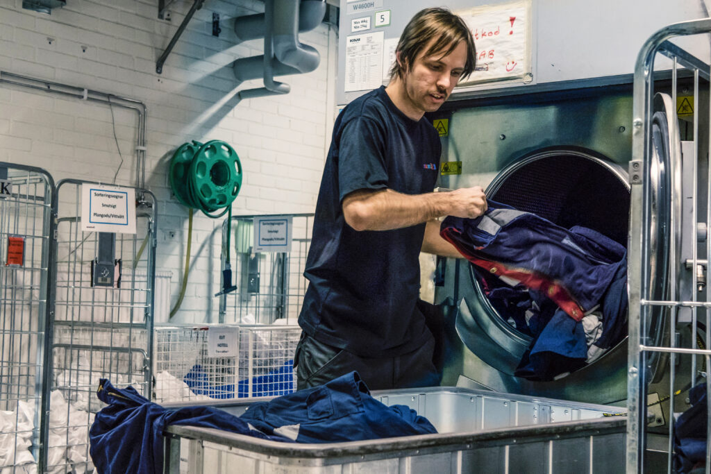 Man tvättar i tvätthall