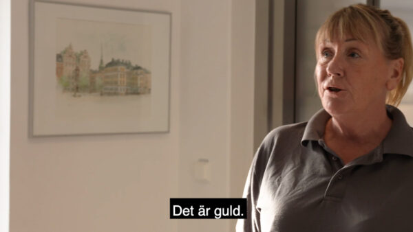 Kvinna med undertexten "det är guld"