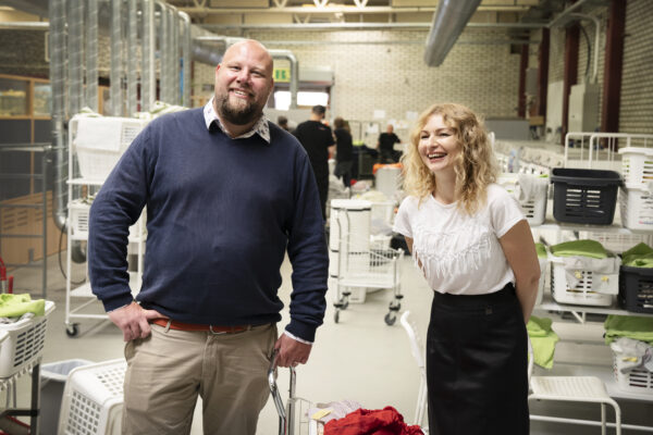 Marcus Mathiasson och Jasmina Todosijevic i Samhalls lokaler. De båda ler.