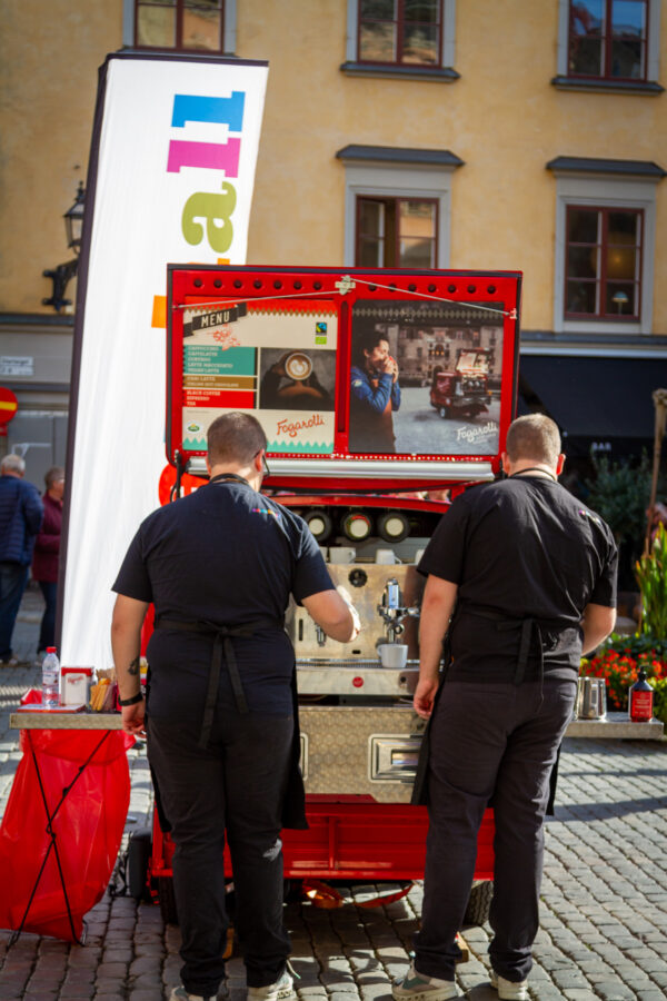 Bild på Pontus och Linus förbereder kaffet till samtalet. De står vid en röd liten bil.