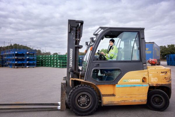 Person som sitter i en truck.