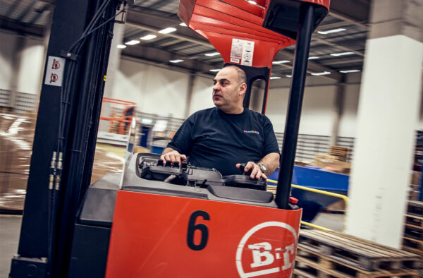 Bild på man som kör truck.