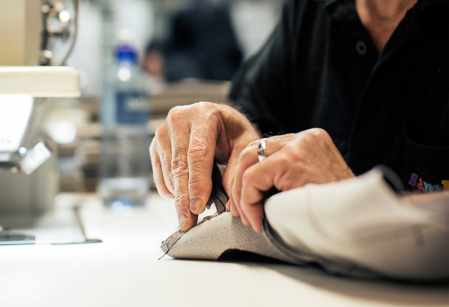 Närbild på händer som syr.