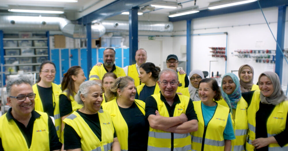 Abbe och hans kollegor står tillsammans i grupp.