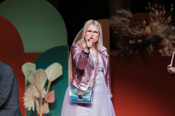 bild på Emma Örtlund som står och pekar in i kameran. 