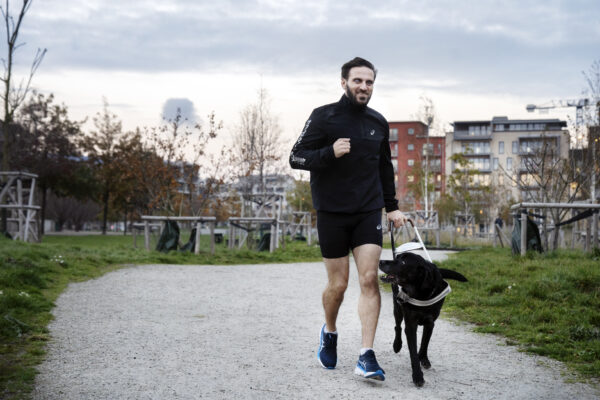 Fatmir och hunden Gibson springer i löparspåret.