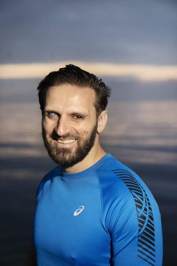 Porträttbild av Fatmir Seremeti vid västra Hamnen i Malmö.