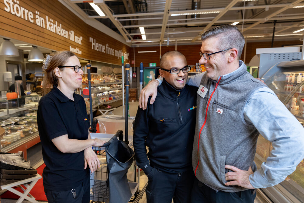 Person på Ica Kvantum i Sollefteå har en trevlig pratstund i butiken.