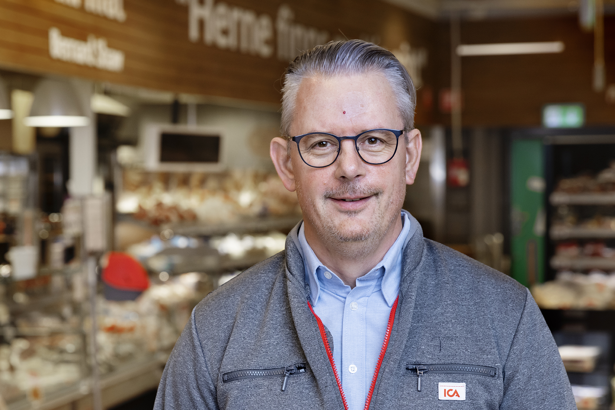 Porträtt av Ulf som står i en Ica-butik.