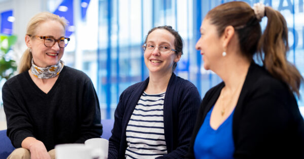 Cancerfondens generalsekreterare Ulrika Årehed Kågström samtalar med medarbetarna Susanne Flamholc och Luz Mary Grueso Villada