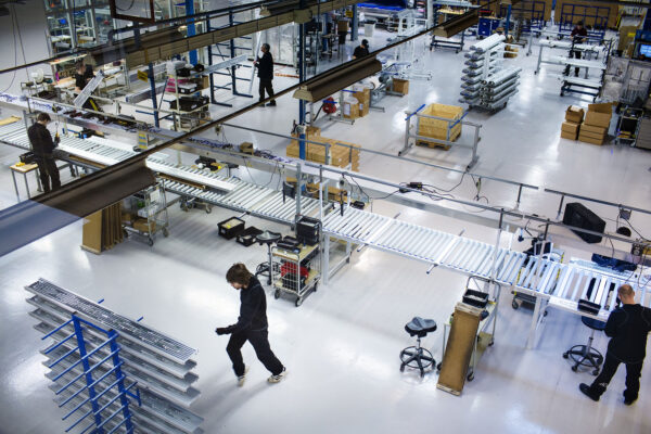 Står lagerlokal med människor som rör sig