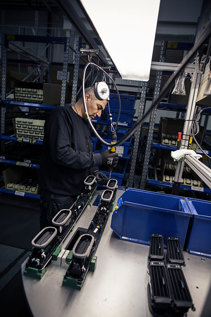 Person jobbar i ett rum