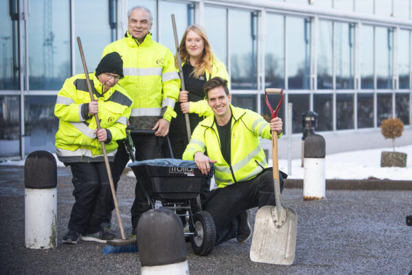 Medarbetarna Jan-Åke Grönfors, Ricardo Domingos, Nathalie Andersson och Sebastian Rydow står uppradade för bild. Alla bär reflexkläder. 