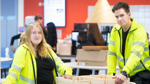 Bild på två personer som bär reflextröjor. 