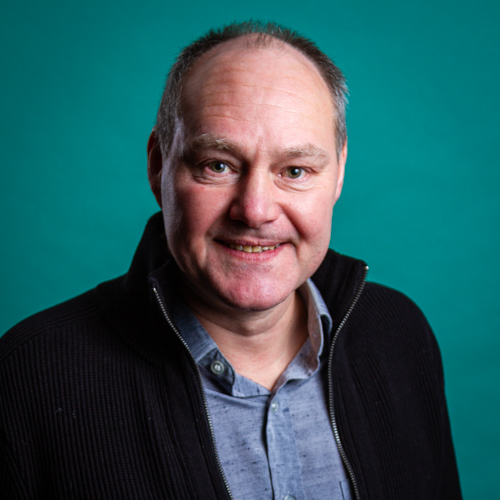 Porträtt på man kort hår