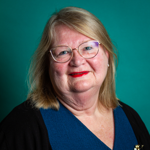 Porträtt på kvinna med mörkblont hår och glasögon