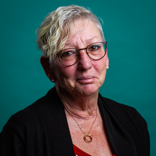 Porträtt på kvinna med kort blont hår och glasögon