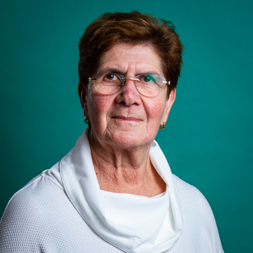 Porträtt på kvinna med kort rödbrunt hår och glasögon