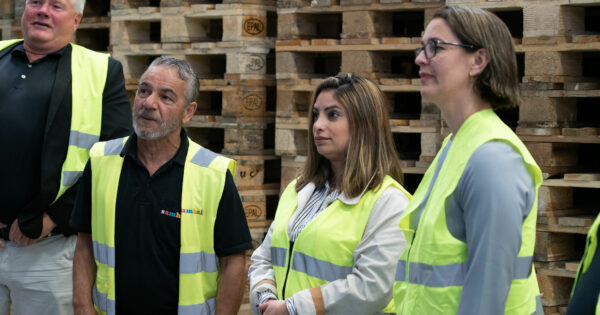 Nooshi Dadgostar besöker medarbetare oå Samhall.