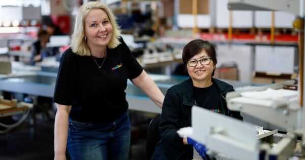 Två medarbetare på Samhall tittar in i kameran och ler.