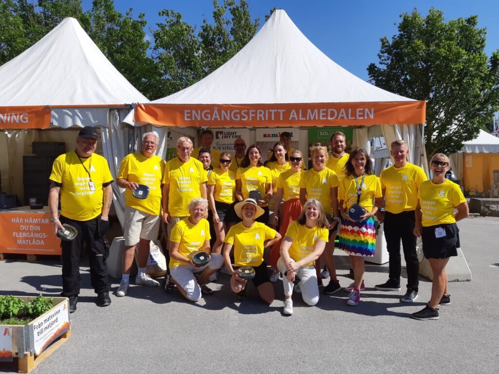 Stolta medarbetare framför flergångsprojektets tält i Almedalen 2022