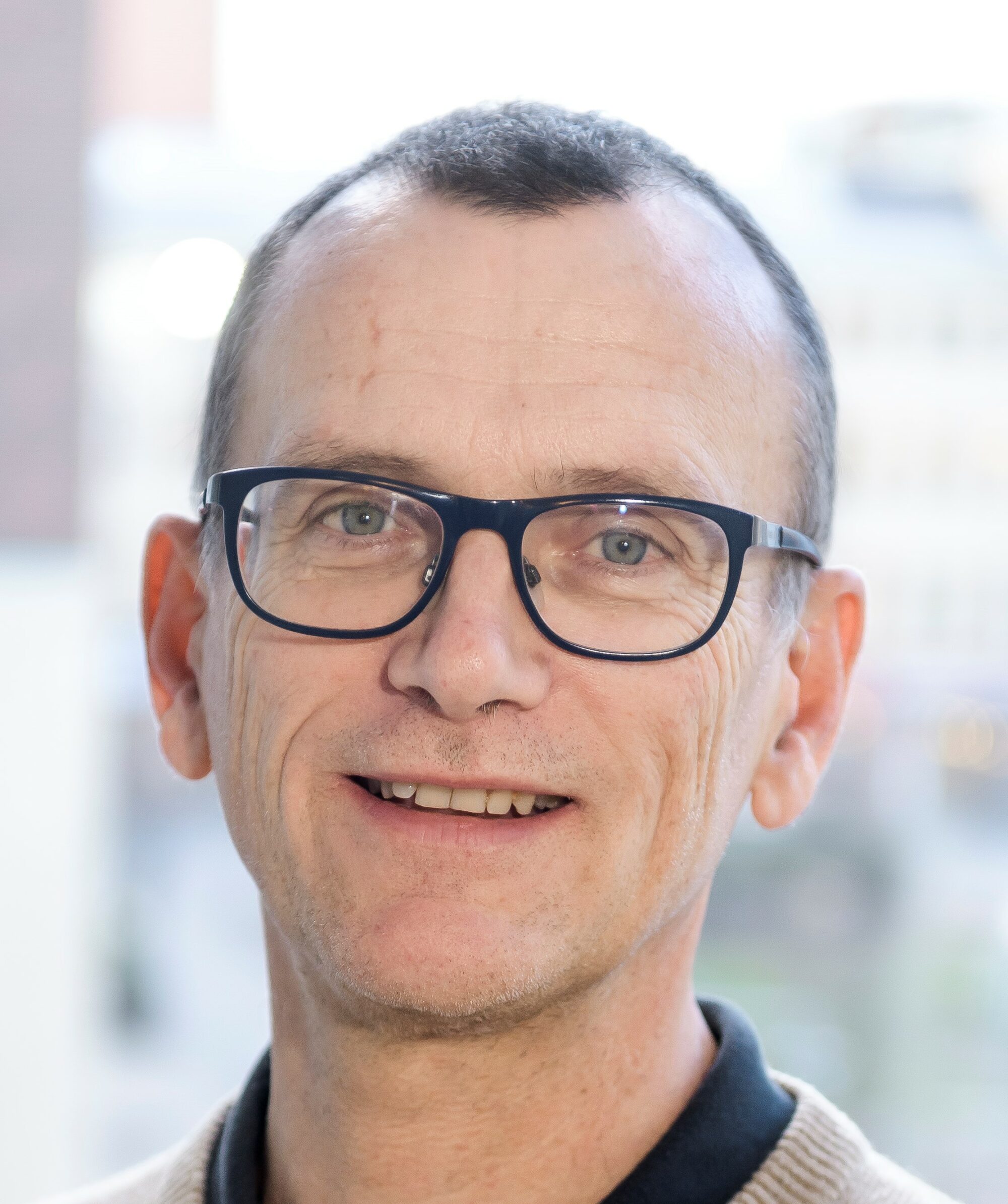 Porträtt av Hervé Corvellec med kort mörkt hår bärandes glasögon.