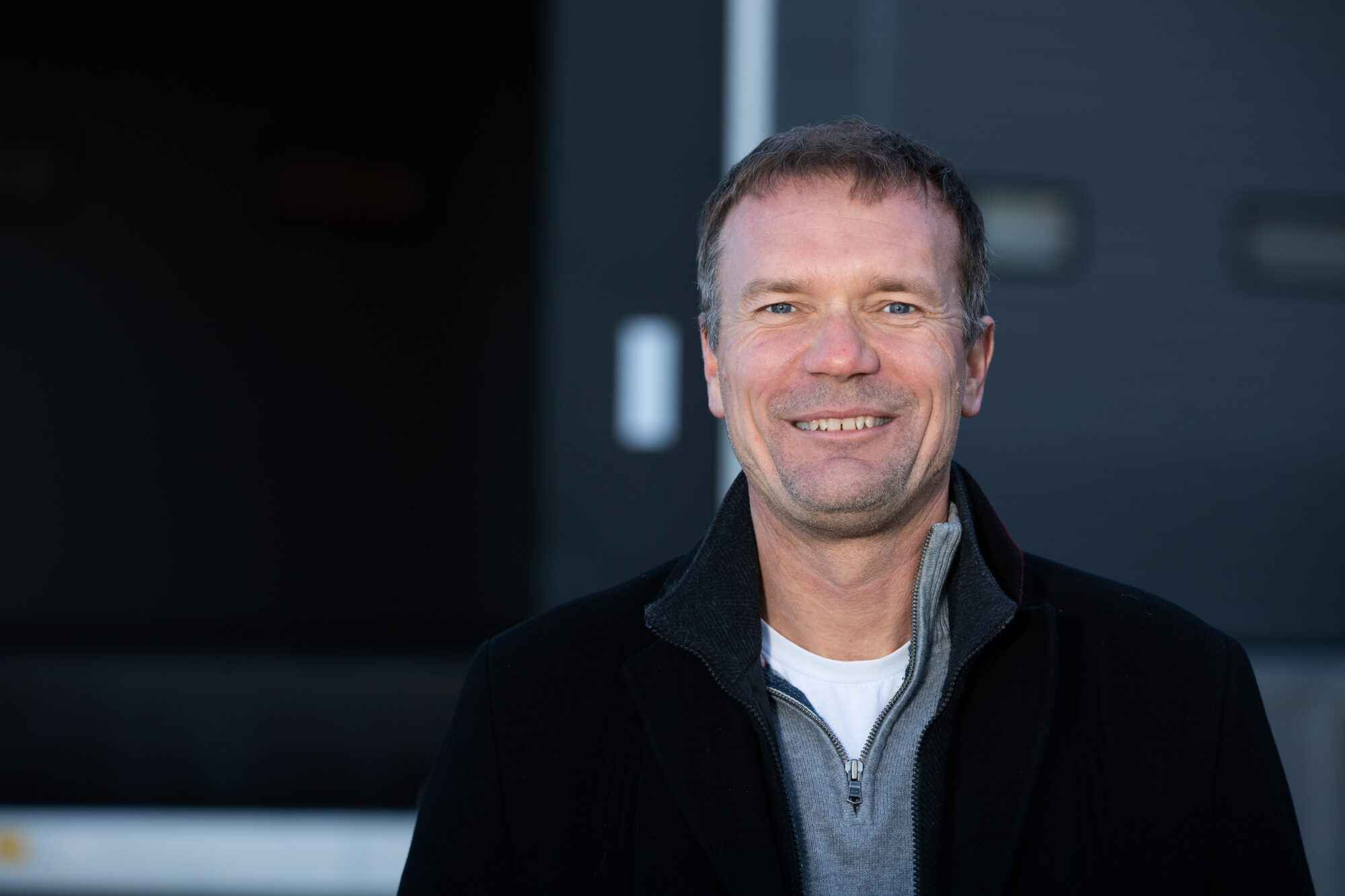 Man tittar in i kameran och ler.