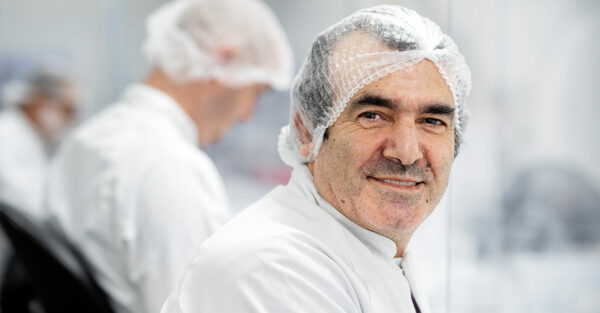 Bild på Parvis iklädd vita heltäckande arbetskläder.