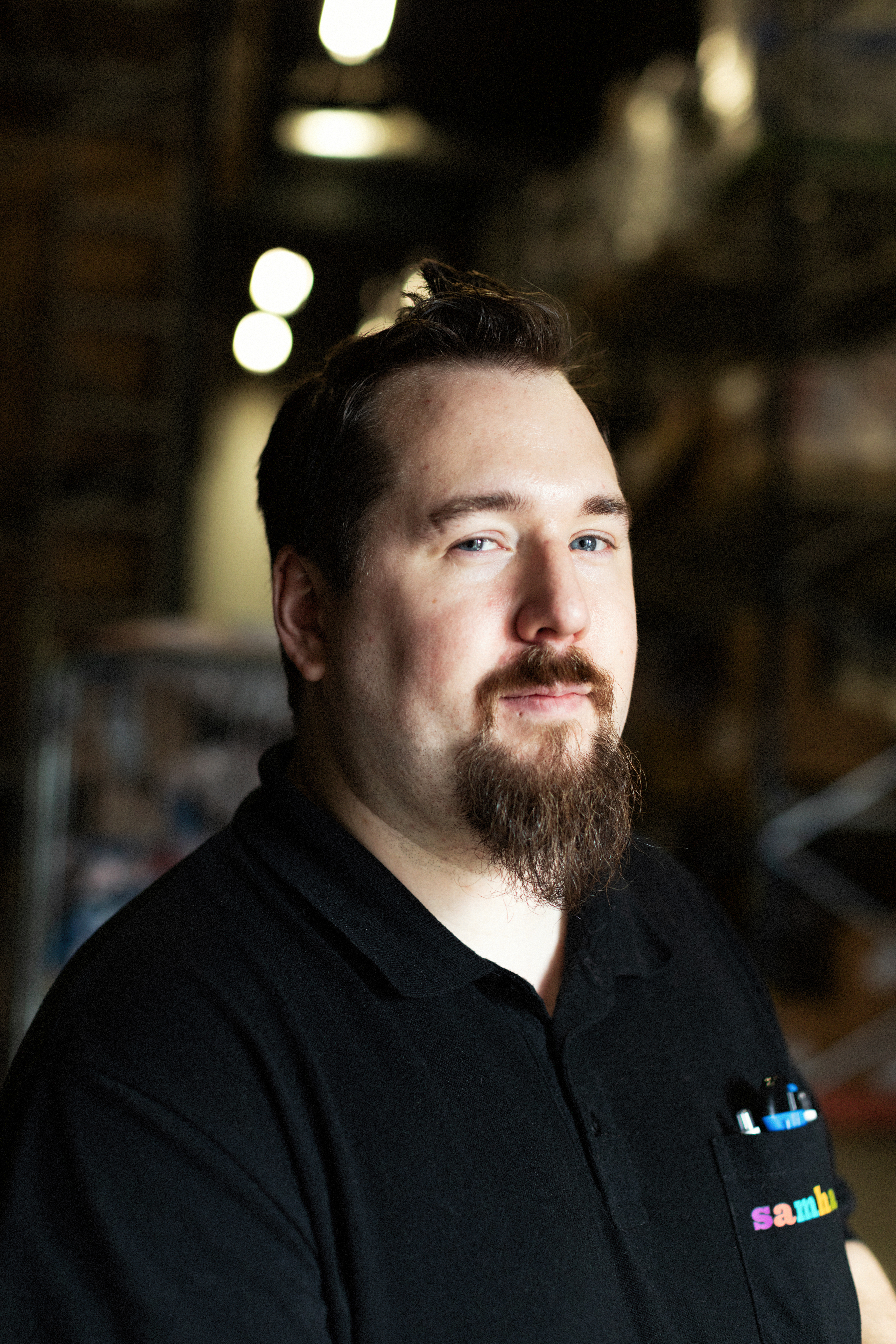 Porträttbild på Jimmy som bär svarta T-shirt och tittar in i kameran.