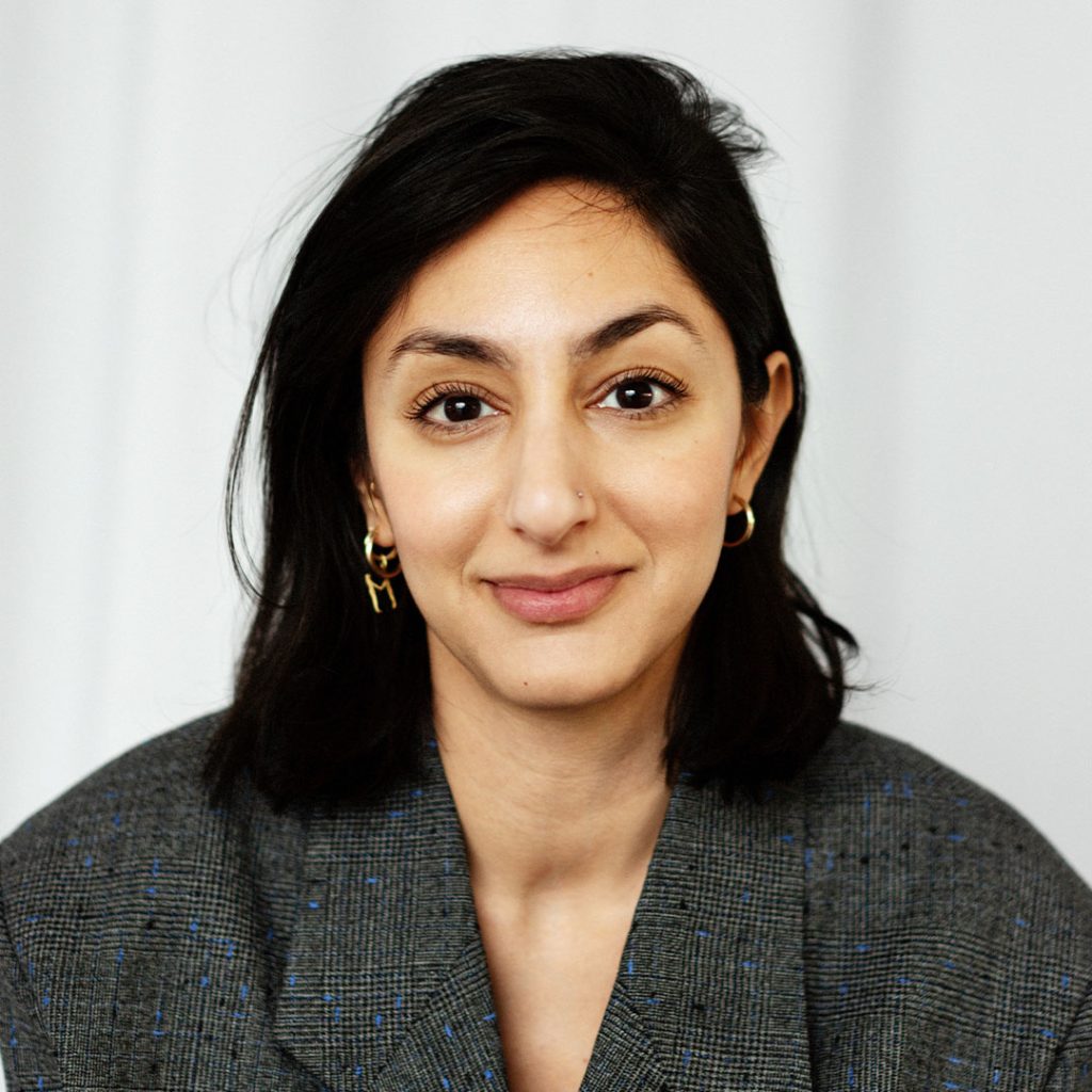 Porträtt på en kvinna med svart hår och mörkgrå kavaj.