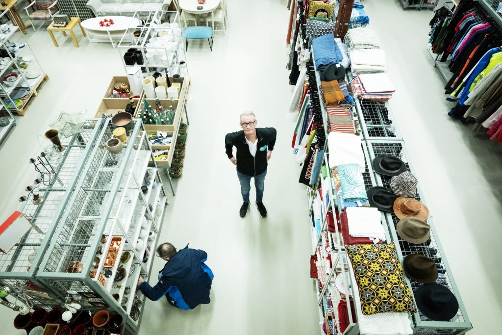 Dan Åstedt, ägare av Majas Stöd Mot Barncancer, står i sin butik.