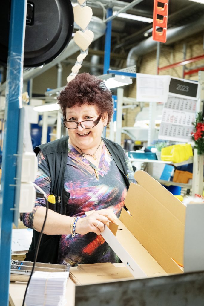 150 personer jobbar i Ronneby med Roxtecs kabelgenomförare.
Csilla Szabo packar CF-moduler.