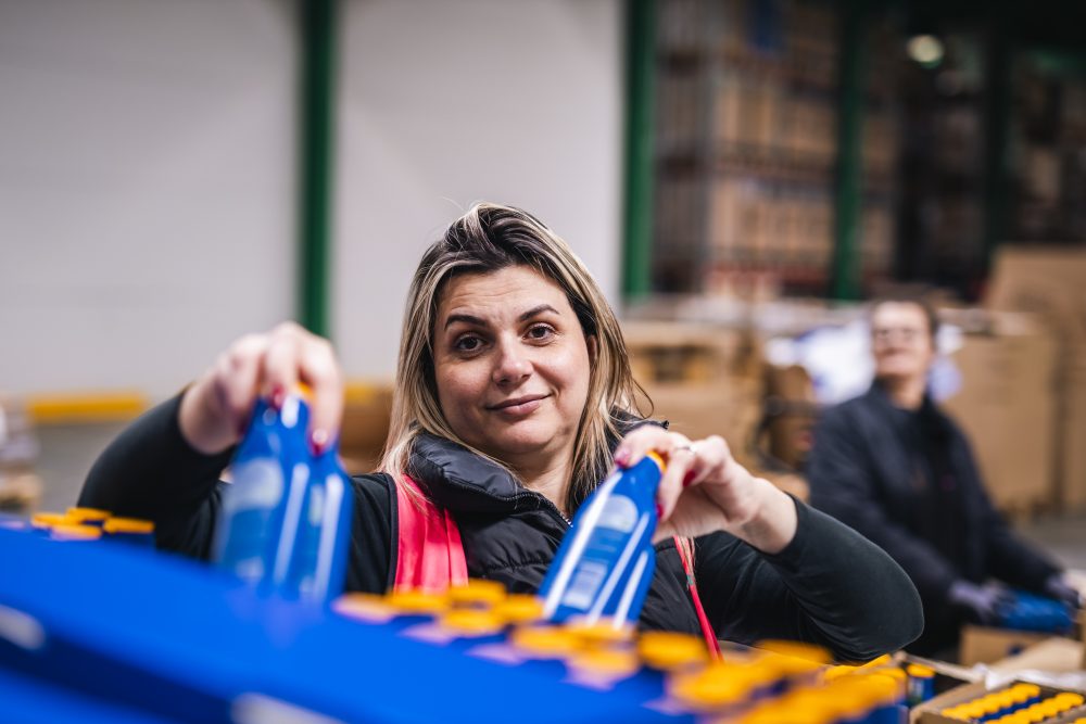 Monika Banjas., lagerarbetare på Samhall, packar solkräm i Åstorp för Frode Laursen. Foto: Jonathan Bergqivist.