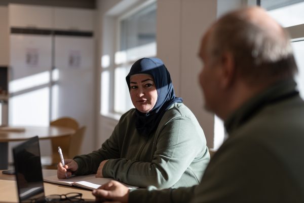 Nazli Togluouglu i möte med sin chef Björn Johansson.